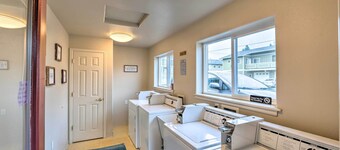 Anacortes Condo - Walk to Town, Marina, + Bay!