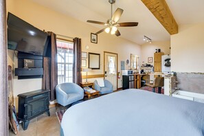 Interior - Cute Studio Cabin Steps to Long Beach Boardwalk (Long Beach)