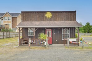 Front of property - Cute Studio Cabin Steps to Long Beach Boardwalk (Long Beach)