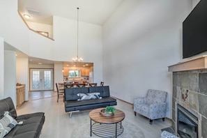 Apartment (4 Bedrooms) | Interior - Bright Klamath Falls Townhome w/ Resort Perks (Klamath Falls)