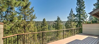 Bright Klamath Falls Townhome w/ Resort Perks
