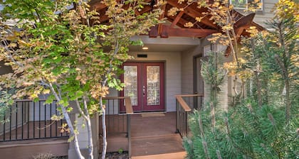 Bright Klamath Falls Townhome w/ Resort Perks