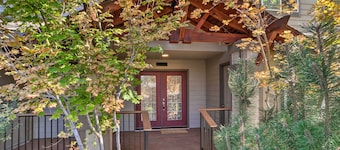 Bright Klamath Falls Townhome w/ Resort Perks