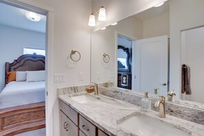 Interior - Modern Townhome ~ 3 Mi to Dtwn Grand Junction (Grand Junction)