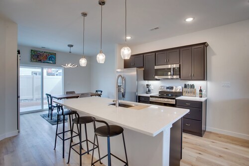 Modern Townhome ~ 3 Mi to Dtwn Grand Junction