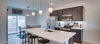 Modern Townhome ~ 3 Mi to Dtwn Grand Junction