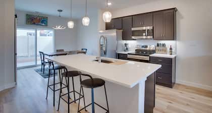 Modern Townhome ~ 3 Mi to Dtwn Grand Junction