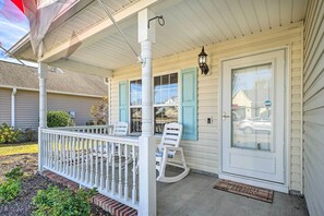 Terrace/patio - Shore2please: 4 Mi to Beach & Boat Rentals! (Southport)