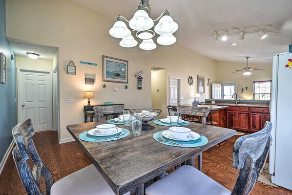 Dining - Shore2please: 4 Mi to Beach & Boat Rentals! (Southport)