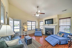 TV, fireplace - Shore2please: 4 Mi to Beach & Boat Rentals! (Southport)