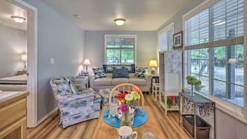 平房 (1 Bedroom) | 起居區 | 書籍