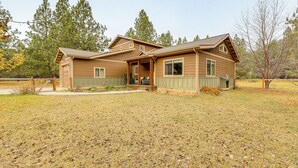 A two-story house with a front porch, a covered entryway, and a large front yard. - Kalispell Main House < 15 Mi to Flathead Lake (Kalispell)