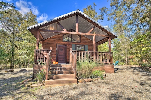 Broken Bow Hideaway w/ Hot Tub & Fire Pit!