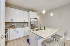 Appartement (3 Bedrooms) | Privékeuken | Een microgolfoven, een oven, een kookplaat, een vaatwasser