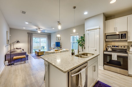 Apartment (3 Bedrooms) | Private kitchen | Microwave, oven, stovetop, dishwasher