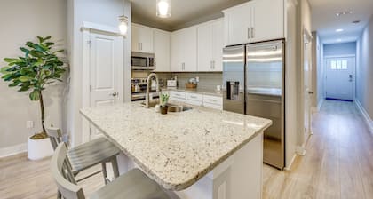 Pet-friendly Townhome, 1 Mi to Southbank Riverwalk