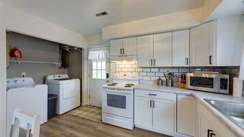 Rumah (3 Bedrooms) | Dapur pribadi | Microwave, oven, kompor, dan mesin pencuci piring