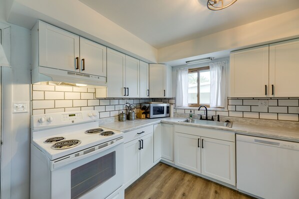 House (3 Bedrooms) | Private kitchen | Microwave, oven, stovetop, dishwasher