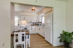 Huis (3 Bedrooms) | Privékeuken | Een magnetron, een oven, een kookplaat, een vaatwasser