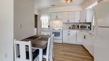 Rumah (3 Bedrooms) | Dapur pribadi | Microwave, oven, kompor, dan mesin pencuci piring