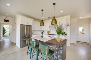 House (3 Bedrooms) | Private kitchen | Microwave, oven, stovetop, dishwasher