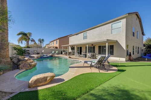 Putting Green, Pool & Spa: Home in Queen Creek!