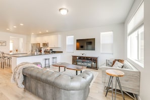 Interior - Spacious Bellemont Cabin w/ Jacuzzi + Mtn View! (Bellemont)