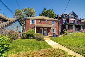 Apartment (3 Bedrooms) | Interior - Peaceful Pittsburgh Townhome w/ Large Yard (Pittsburgh)