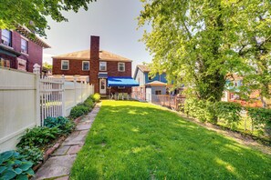 Apartment (3 Bedrooms) | Interior - Peaceful Pittsburgh Townhome w/ Large Yard (Pittsburgh)
