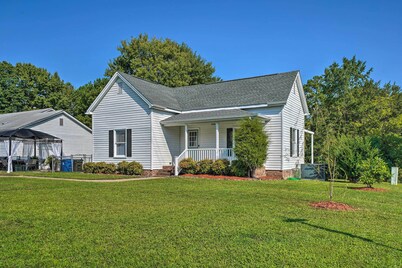 Bright Durham Home w/ Fully Furnished Deck!