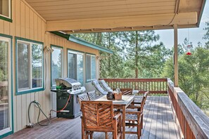 Outdoor dining - Woodsy Groveland Cabin w/ Deck < 3 Mi to Lake (Groveland)