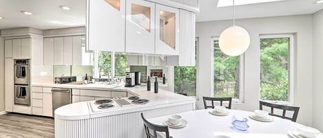 House (5 Bedrooms) | Interior