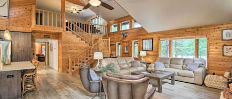 House (5 Bedrooms) | Living area | TV, fireplace, video-game console, table tennis