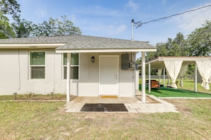 A single-story house with a front porch, a covered patio area, and a small garden. - Ocala Vacation Rental in Downtown w/ Covered Patio (Ocala)