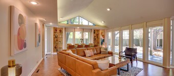 Mid-century Modern Home w/ Fire Pit & Gas Grill!