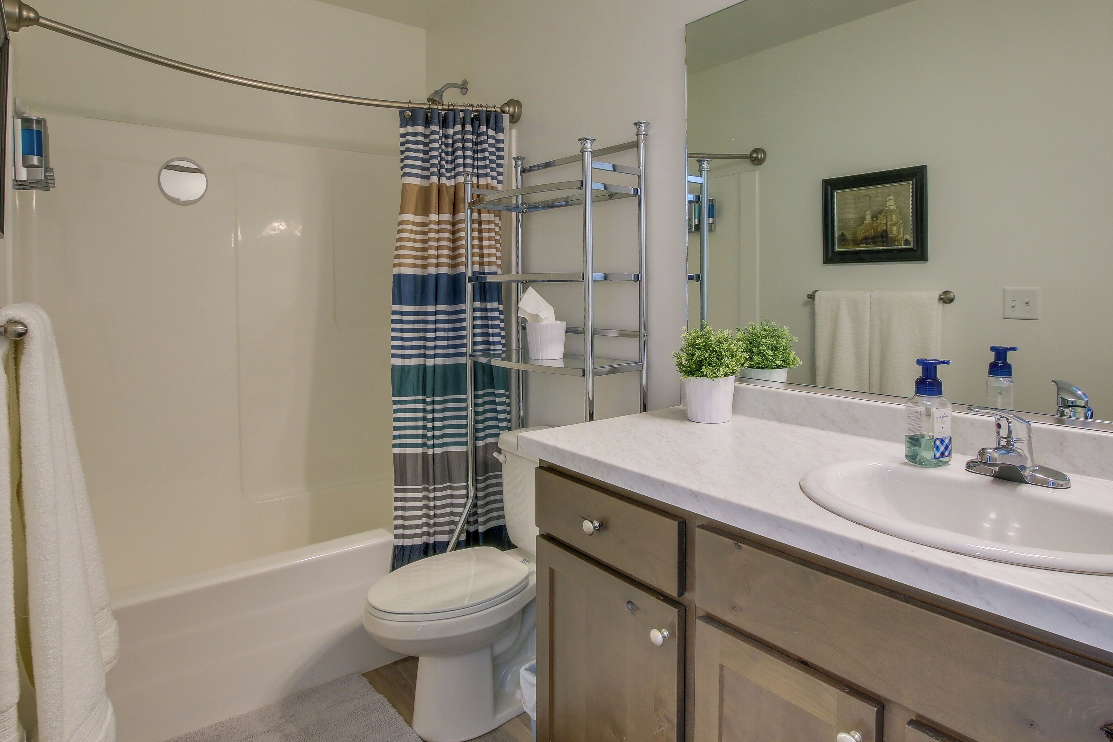 Un baño con bañera, inodoro y lavabo.