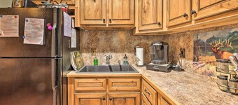 Family & Dog Friendly: Rustic Lakeside Cabin