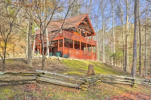 Interior - Deck & Game Room: Creekside Cabin in Sevierville (Sevierville)
