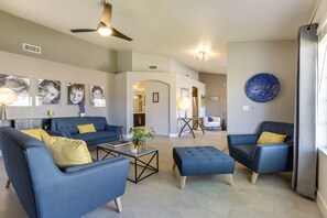 Una chimenea, libros