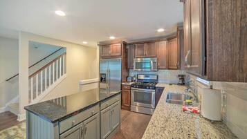 Apartment (2 Bedrooms) | Private kitchen | Microwave, oven, stovetop, dishwasher