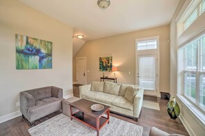 Fireplace - Benton Harbor Townhome w/ Golf Course View! (Benton Harbor)