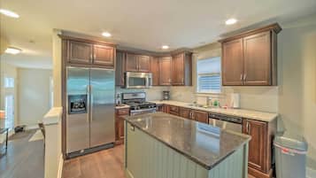 Apartment (2 Bedrooms) | Private kitchen | Microwave, oven, stovetop, dishwasher