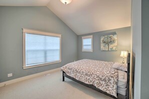 Apartment (2 Bedrooms) | 2 bedrooms, iron/ironing board, bed sheets - Benton Harbor Townhome w/ Golf Course View! (Benton Harbor)