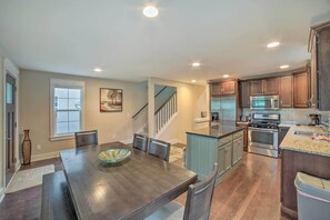 Dining - Benton Harbor Townhome w/ Golf Course View! (Benton Harbor)