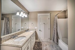 Apartment (2 Bedrooms) | Bathroom | Bathtub - Benton Harbor Townhome w/ Golf Course View! (Benton Harbor)