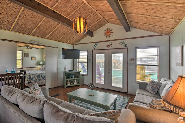 House (3 Bedrooms) | Interior - Walk to Ocean: Coastal Surfside Beach Bungalow! (Freeport)