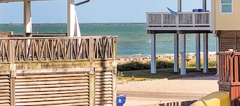 Walk to Ocean: Coastal Surfside Beach Bungalow!