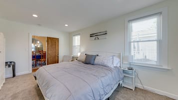 4 phòng ngủ, bàn, khu vực làm việc phù hợp cho laptop