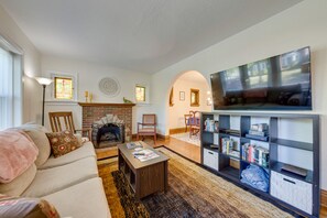 Televisión, chimenea y libros