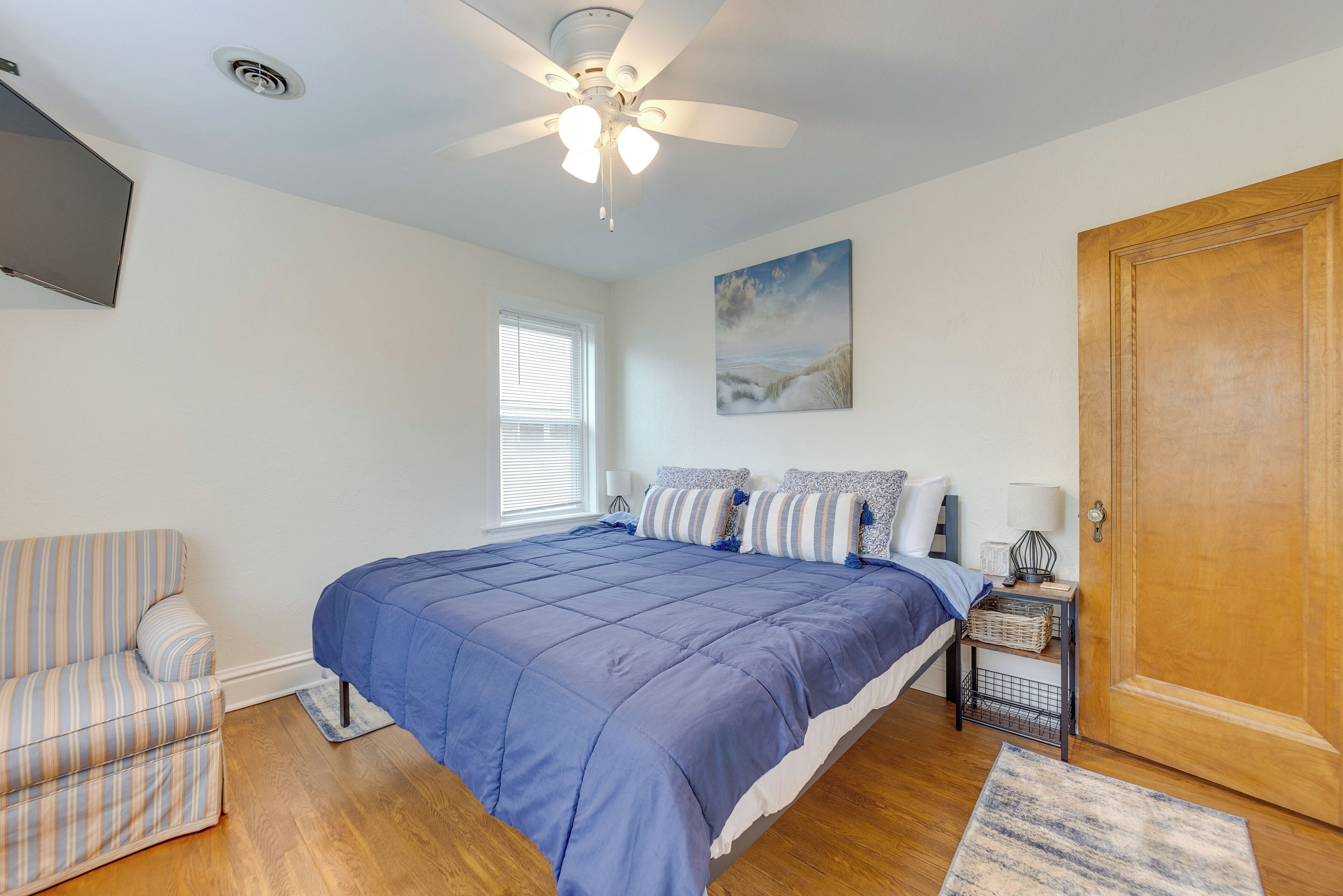 4 bedrooms, desk, laptop workspace, iron/ironing board